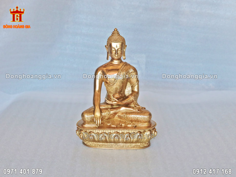 Pho tượng Phật được chế tác với hình dáng cân đối, đường nét hài hòa
